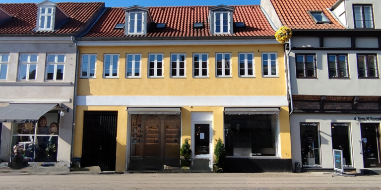 Udlejningsejendommen Brogade 12 facade 768x384